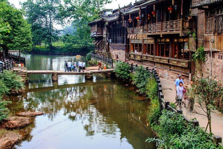 男子驾车遇骑行者被蜂蜜袭击,用衣服捂住头不停挥赶,想帮忙却不敢